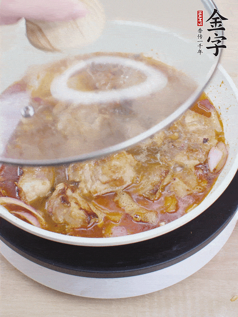 下小排翻炒，加1勺生抽、1点白砂糖和少许水焖2分钟。