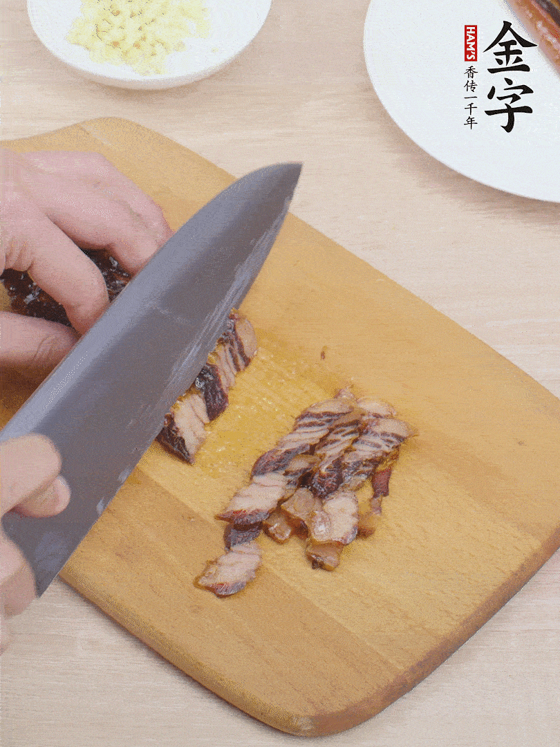 凯发k8国际首页酱油肉切薄片。