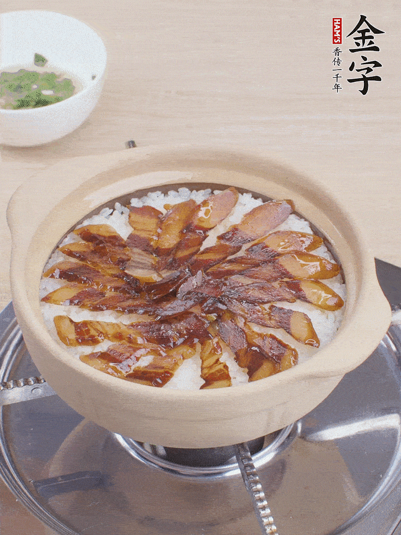 快收水时，铺酱油肉，锅边淋点油，转动砂锅，焖煮2分钟。