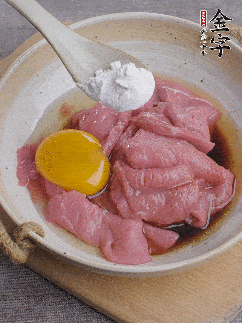 牛肉切片，鸡蛋1个、水2勺、料酒1/2勺、生抽1/2勺、生粉1勺腌15分钟。