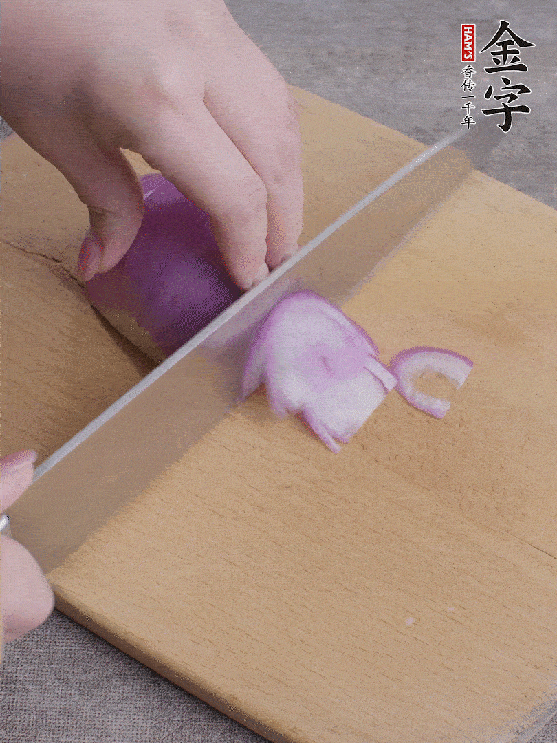 洋葱切丝、葱切段。