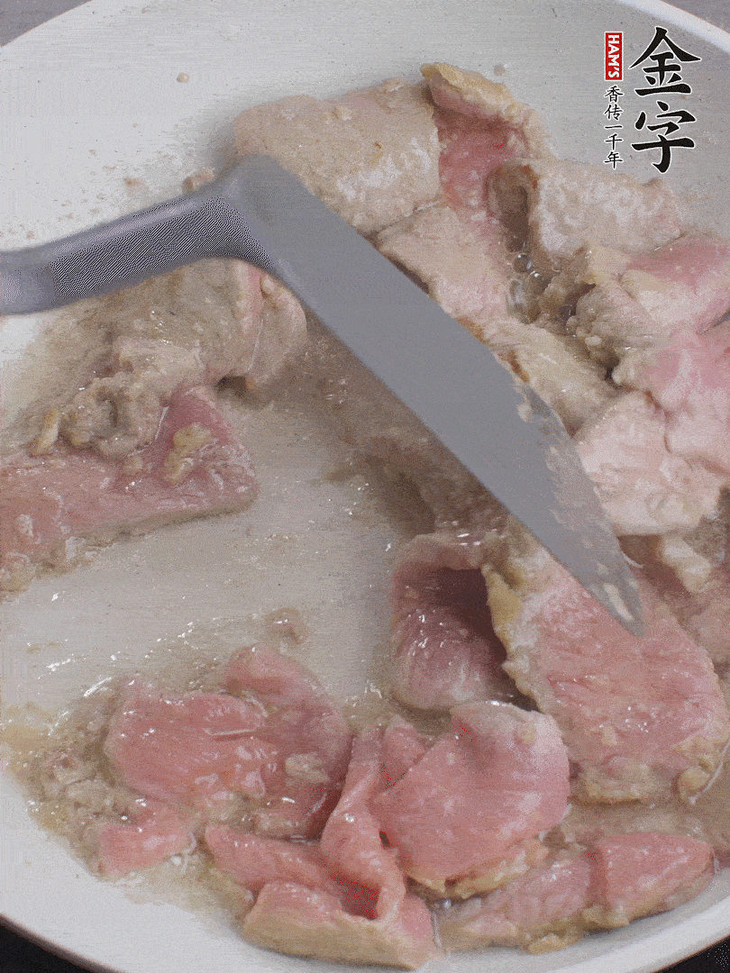 锅中少油，下牛肉炒至变色。（盛出来）