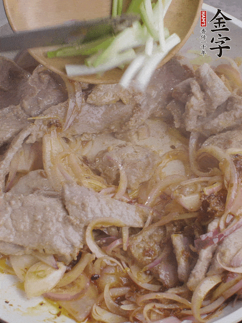 下牛肉、葱段快炒。