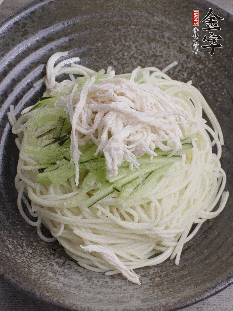 碱水面（熟）倒入大碗中，铺上黄瓜丝、鸡丝。