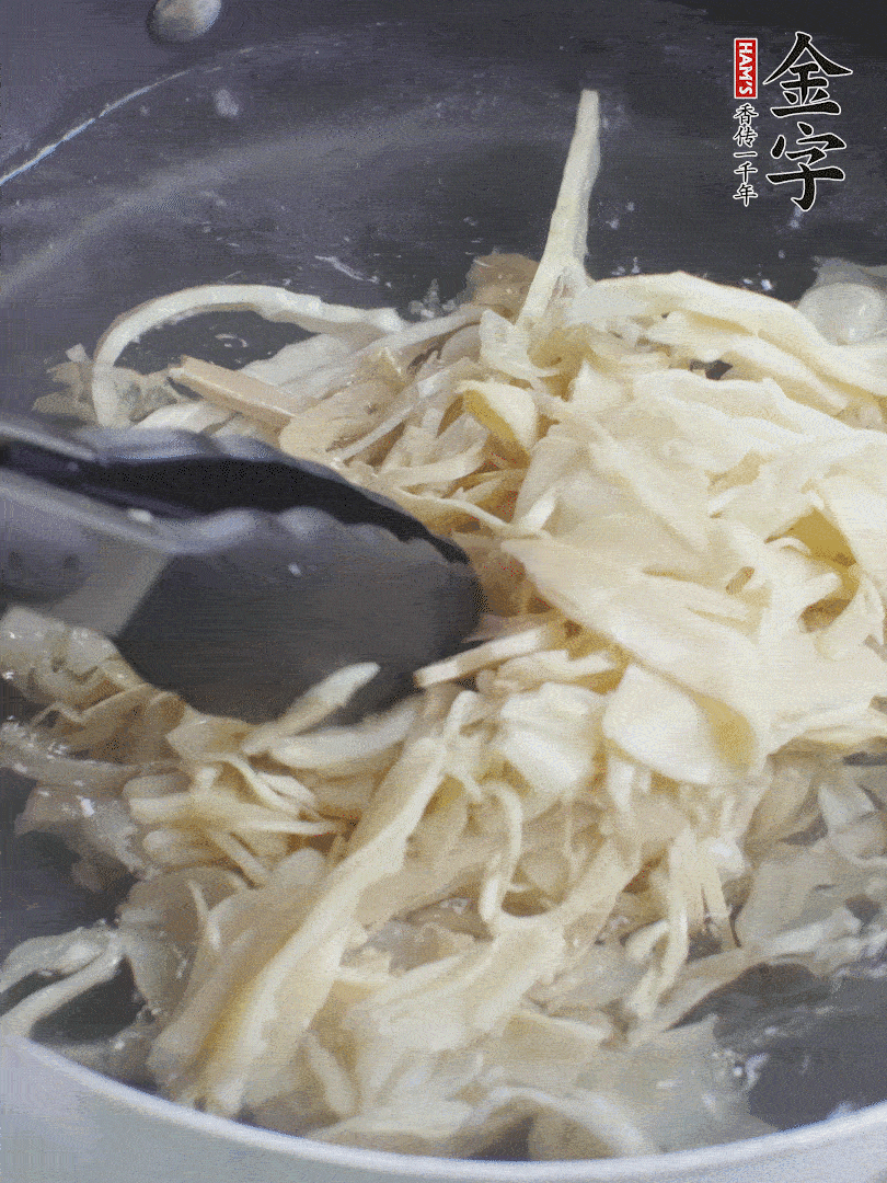 糯米笋焯水1分钟，过凉水，挤干水份。