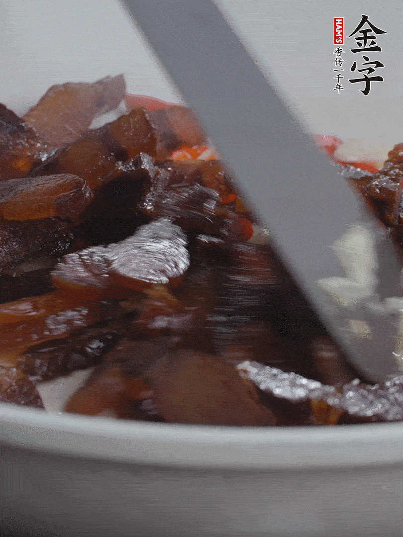 下酱油肉，煸出油脂。