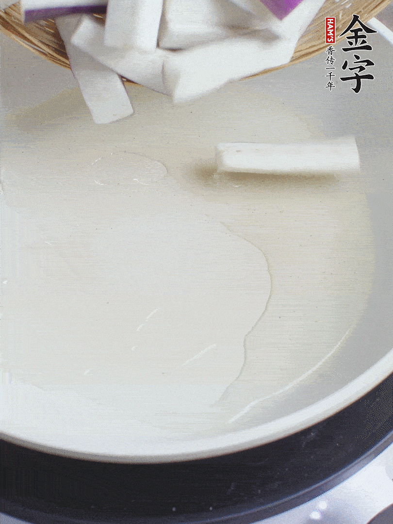 杭茄洗净去蒂，纵向剖成4份，切成长10cm左右的段。白洋葱切丝。口蘑洗净去掉柄。红椒切菱形片。