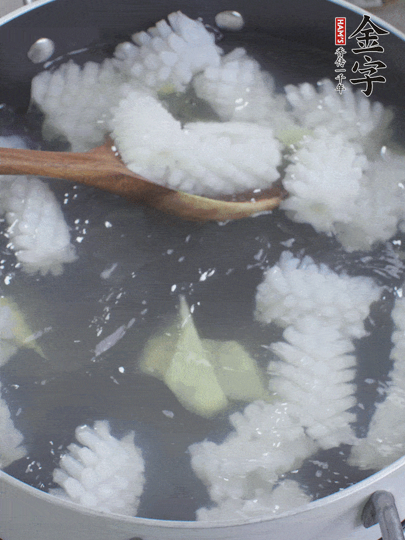 鱿鱼解冻后，加姜片、料酒汆烫30秒。