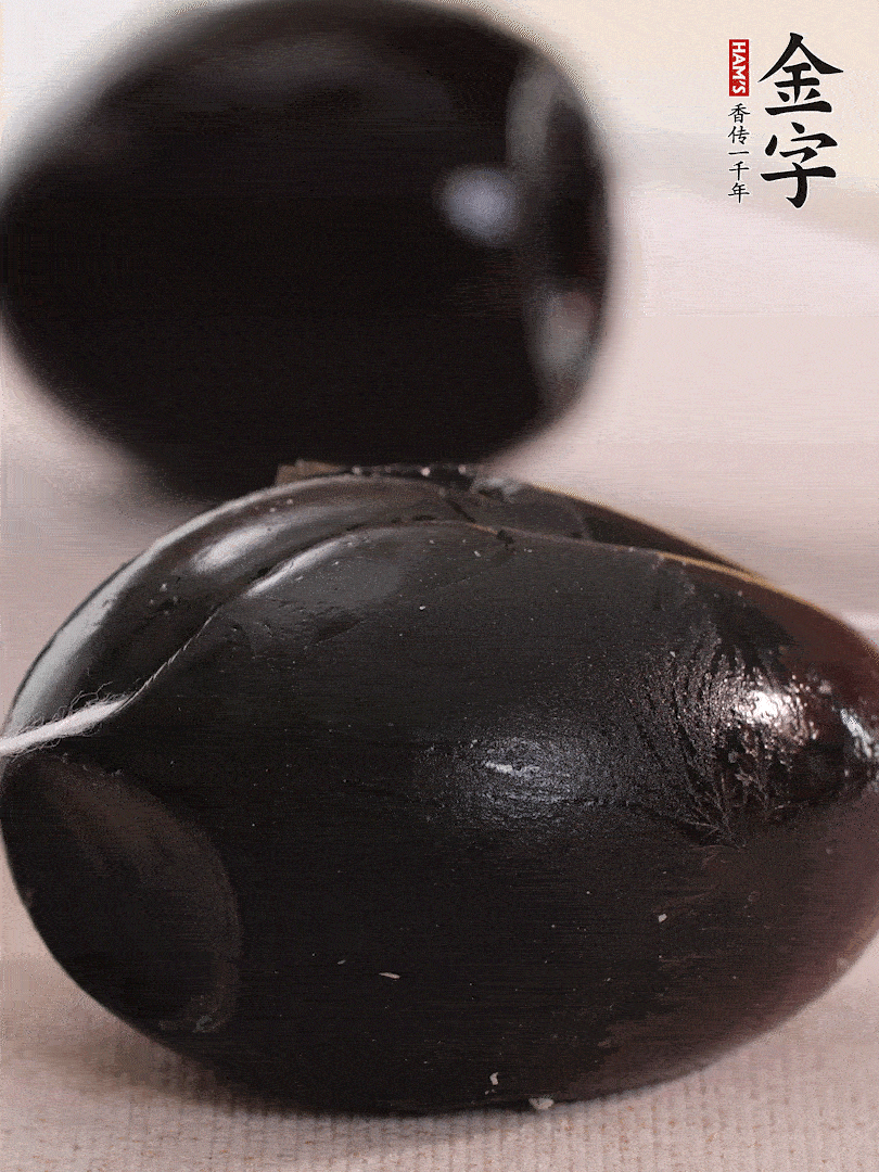 娃娃菜金针菇去跟洗净，皮蛋改刀。