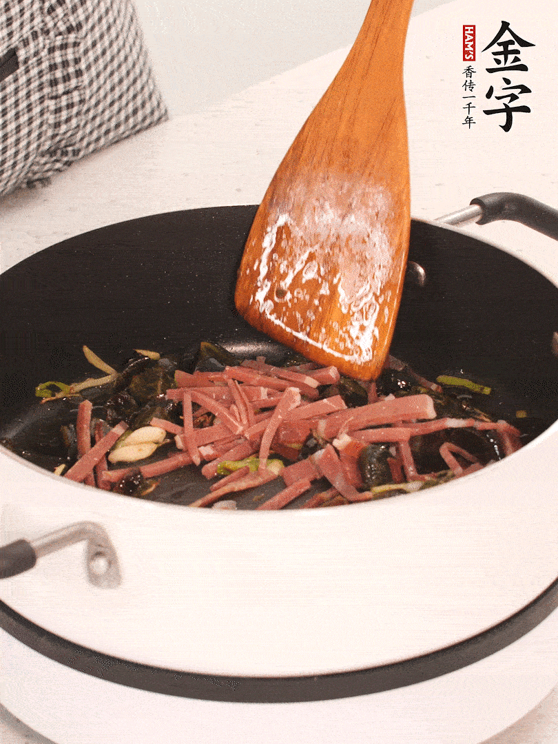加入火腿煸炒一会，倒入开水炖煮15分钟。
