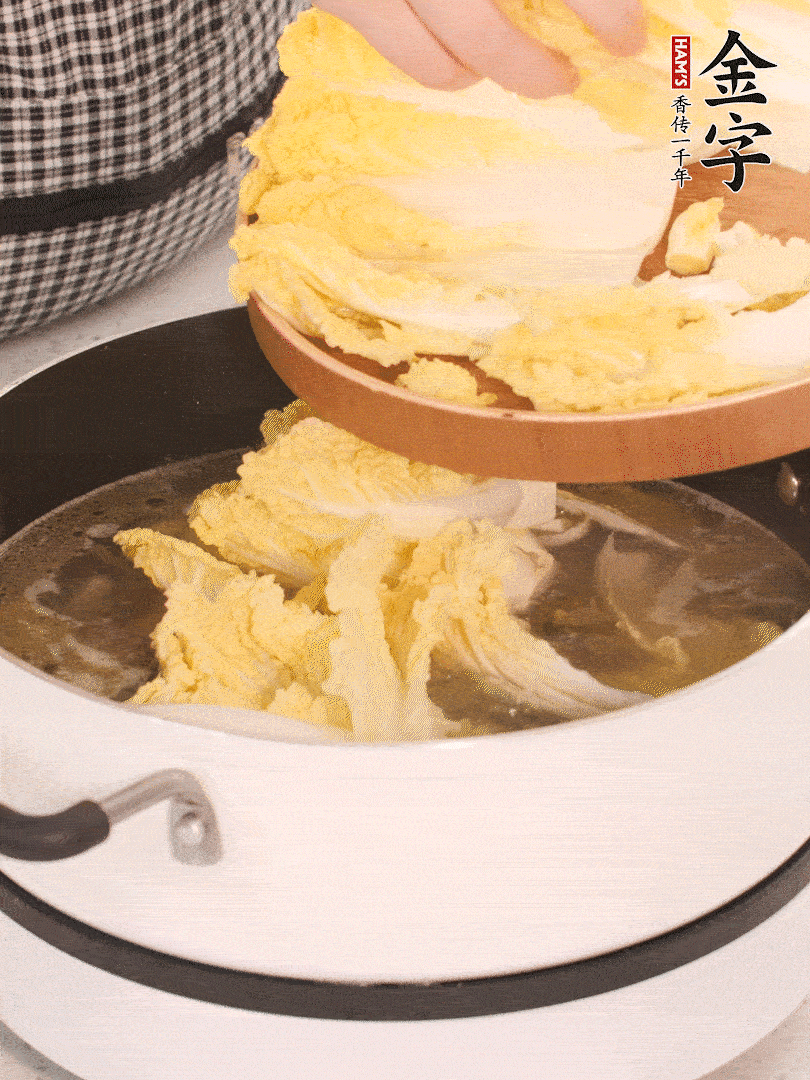 放入娃娃菜、金针菇再炖煮5分钟。