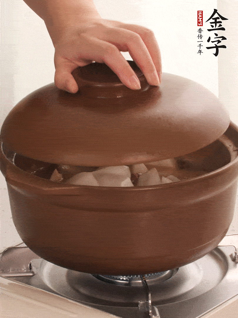 倒没过食材的热水，大火烧开。盖上盖子转中小火，炖15-20分钟。等萝卜煮到喜欢的软烂度就可以关火。