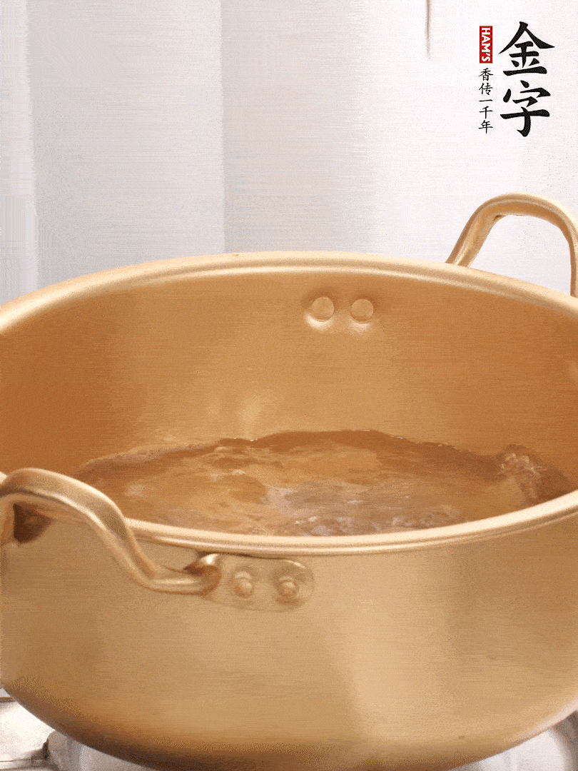排骨加姜片、料酒，冷水下锅焯水，撇去浮沫。