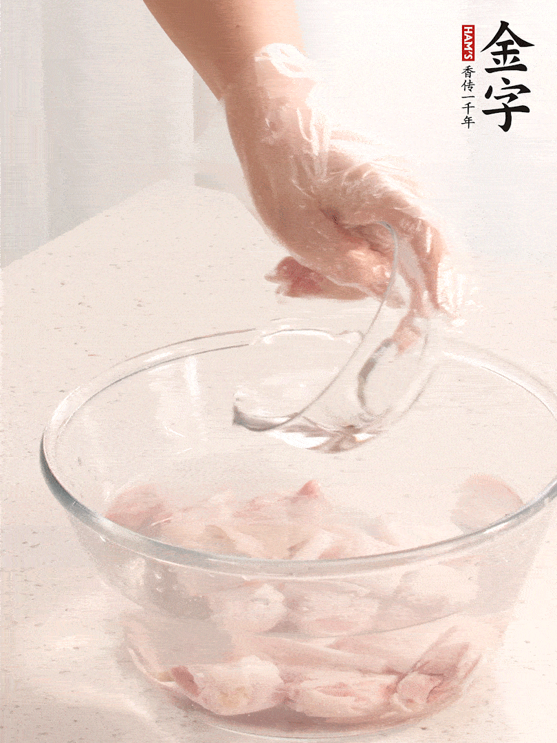 猪蹄除去杂毛、刮去油腻，斩成大块，冷水浸泡半小时出血水，冷水下锅，放入姜片、醋去腥，水烧开大约2分钟，捞出。（白醋能够让猪蹄更白净）