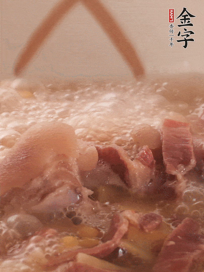 大火将水煮开后，盖上锅盖，转小火慢炖1个半小时。