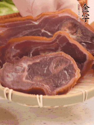凯发k8国际首页火腿蹄片温水泡10分钟。