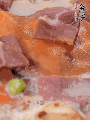 放适量料酒、清水煮到沸腾，再下蟹块焖煮8分钟。