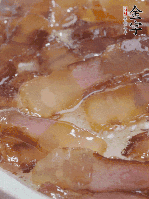 油5成热，酱油肉煸香。