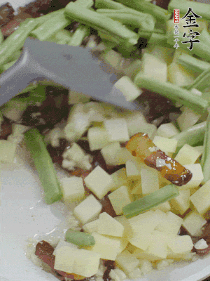 下蒜末、豆角、土豆块翻炒。