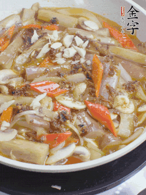 撒蒜末、香菜末。