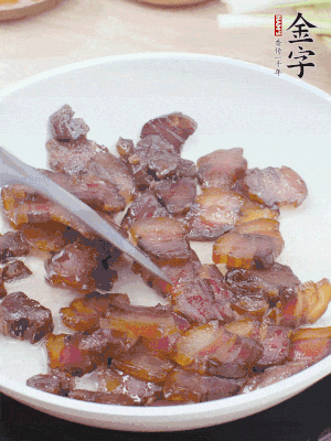 热锅少油，酱油肉煸出油脂，盛出。