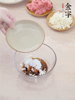 热油起锅，五花肉煸出油脂，表面微微发黄。