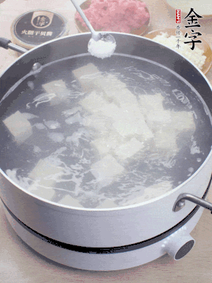 豆腐切成大小均匀正方体，锅内放水，加一点盐焯水10秒。