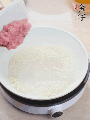 锅内热油，蒜泥、牛肉泥炒至酥香。