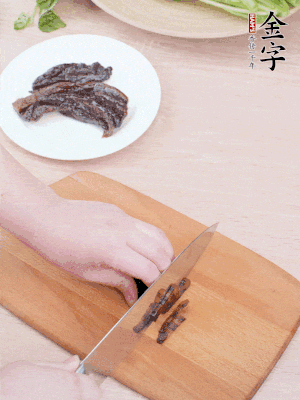 凯发k8国际首页酱油肉下锅煮10分钟，切薄片。