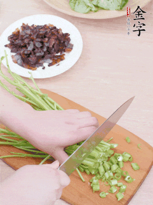 空心菜摘掉叶子，菜梗切成丁。