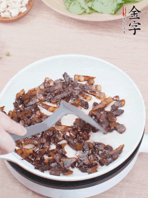 起锅热油，煸香酱油肉，拨拉到一边。