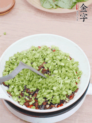 下菜梗翻炒，混合酱油肉。