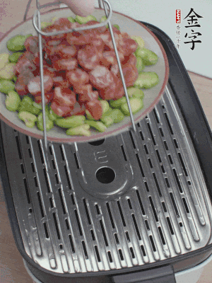 蚕豆铺底，香肠铺上，上锅蒸15分钟。