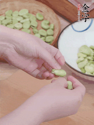 蚕豆剥壳，去掉豆衣，切碎。