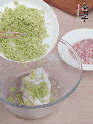 糯米粉边揉边加水，成团后揉进蚕豆、咸肉。