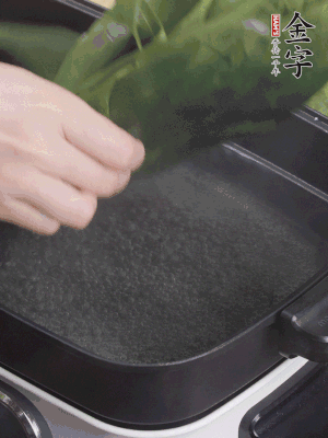 粽叶入沸水煮1分钟，翻面再煮1分钟，清洗干净加水浸泡。