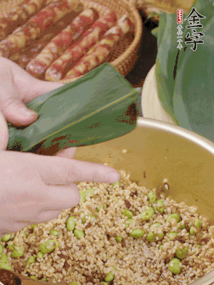 粽叶往下折，完全盖住，两侧捏紧。