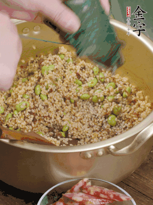 再附一张粽子，一齐向后折叠，线绳捆绑。
