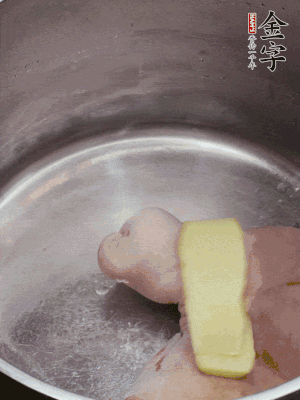 捞出洗净后，加葱姜、黄酒二遍焯水。