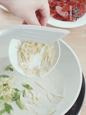 油4成热，下葱姜蒜、干辣椒、花椒煸出香味。