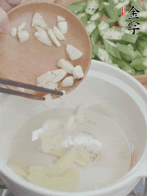 砂煲热油，姜蒜、辣椒煸香。
