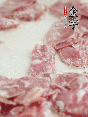 炒锅热油，下培根火腿煸炒。