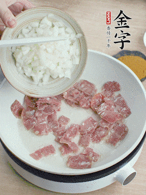 依次下洋葱、红菜椒、豌豆粒、玉米粒翻炒均匀。