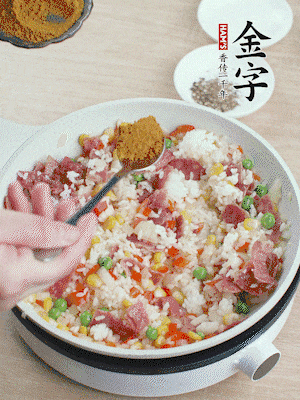 1勺咖喱粉、1/2勺盐，少许黑胡椒碎炒均。