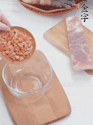 咸肉切片；老豆腐切厚片，海米浸泡30分钟。