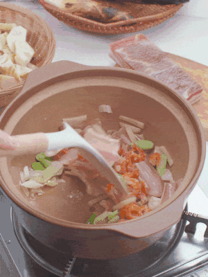 砂锅中倒入油，放入姜片、葱段、咸肉、海米炒出香味。