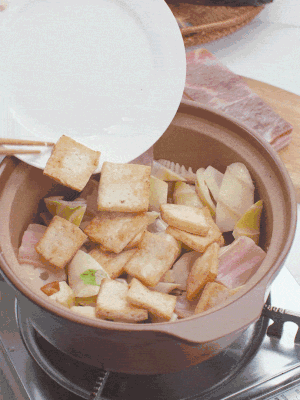 依次下春笋、豆腐，开水没过食材。