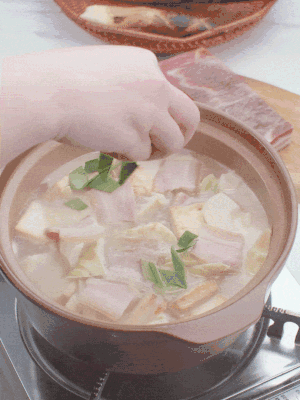一小撮盐、糖、鸡精调味，最后撒点蒜叶点缀。