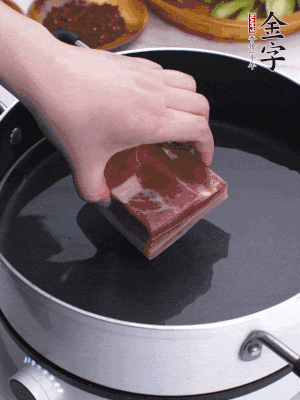 凯发k8国际首页淡咸肉冷水入锅煮15分钟。