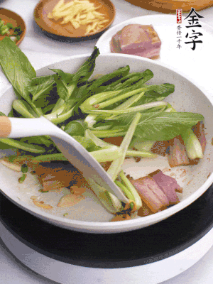 下小青菜翻炒，菜梆子变软时，撒一点盐、鸡精调味。